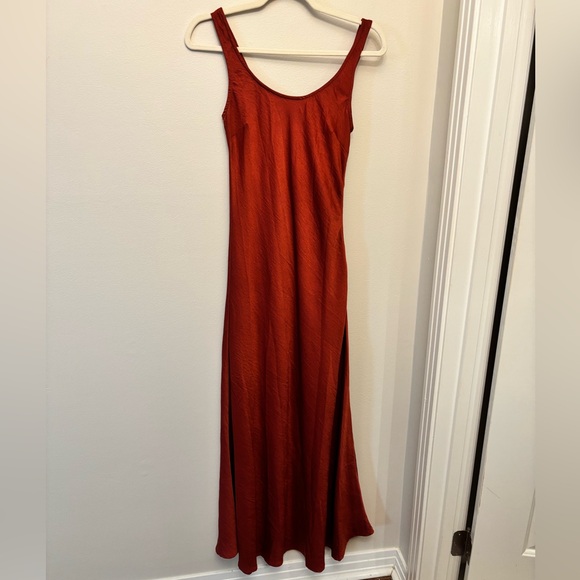 VICI COLLECTION: Silky Red Dress - Picture 3 of 7